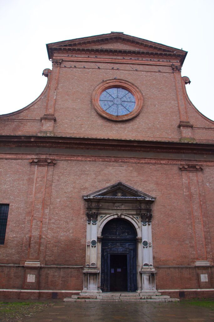 Fachada de la basílica de Santa Maria in Vado de Ferrara, vinculada a la tradición eucarística de 1171