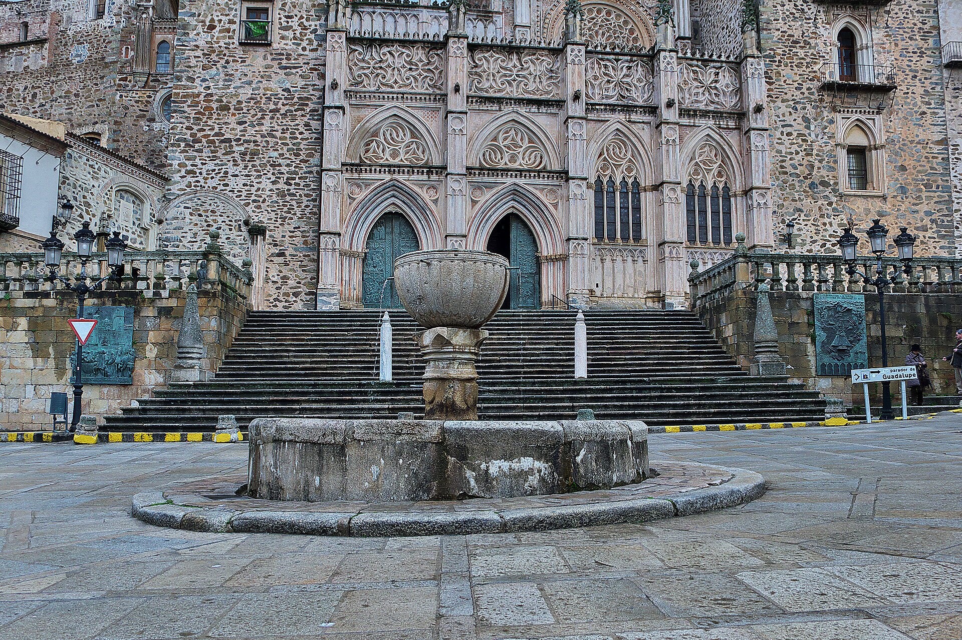 Fachada principal del Real Monasterio de Santa María de Guadalupe en Cáceres