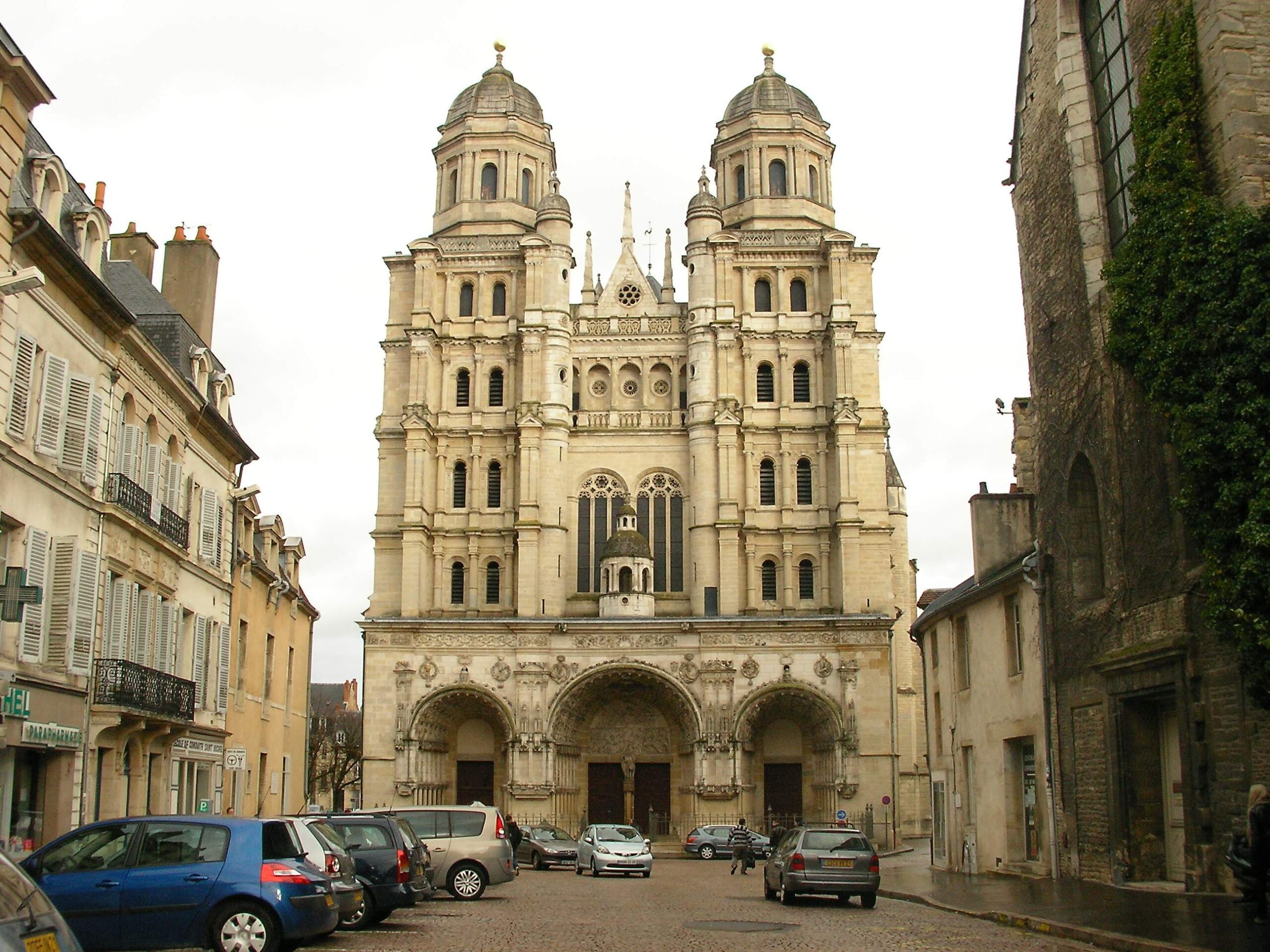 Fachada de la iglesia de San Miguel de Dijon, lugar de la misa anual de reparación