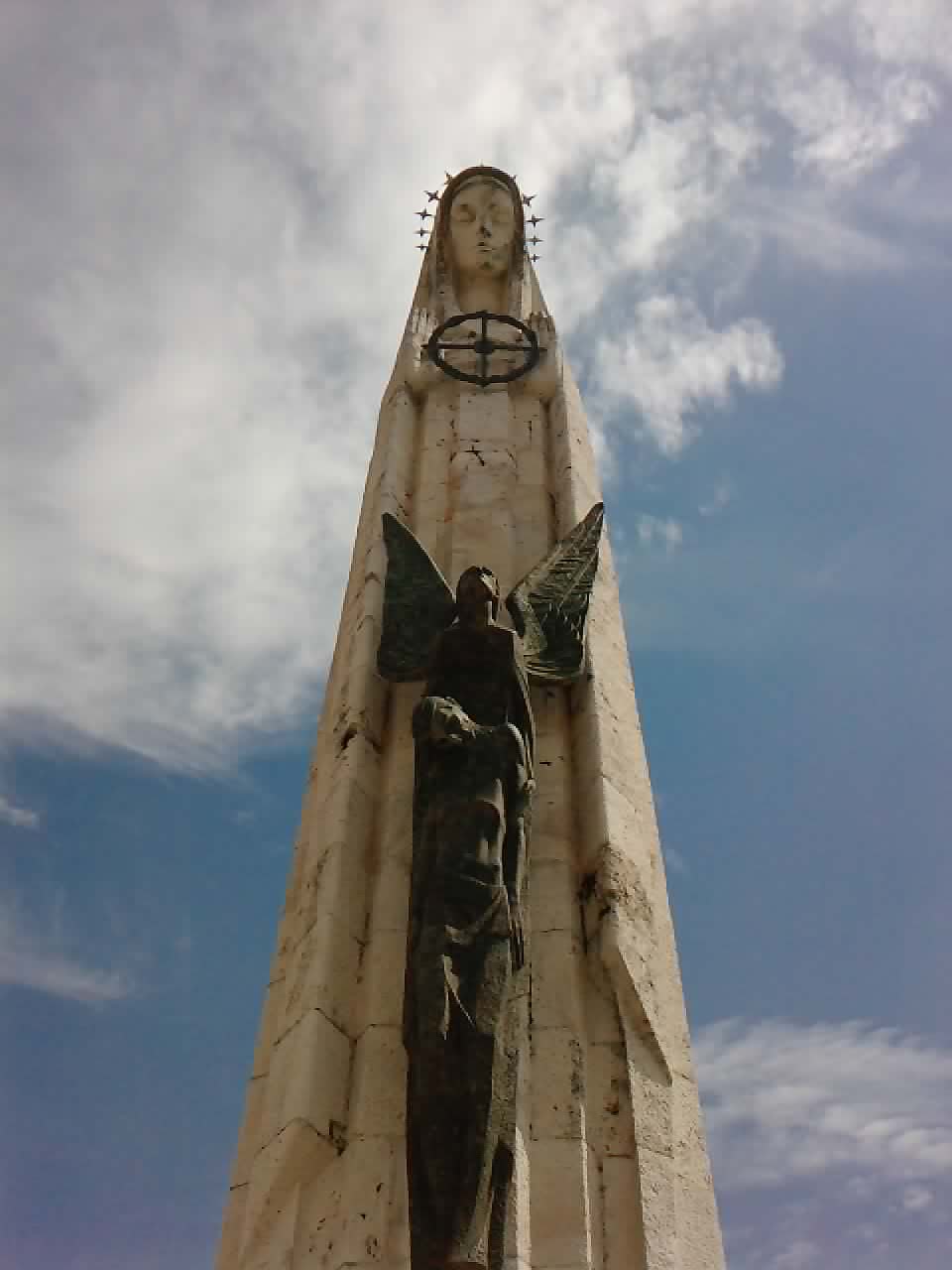 Escultura de la Virgen de la Cabeza junto a la basílica-santuario del cerro del Cabezo, Andújar (Jaén)