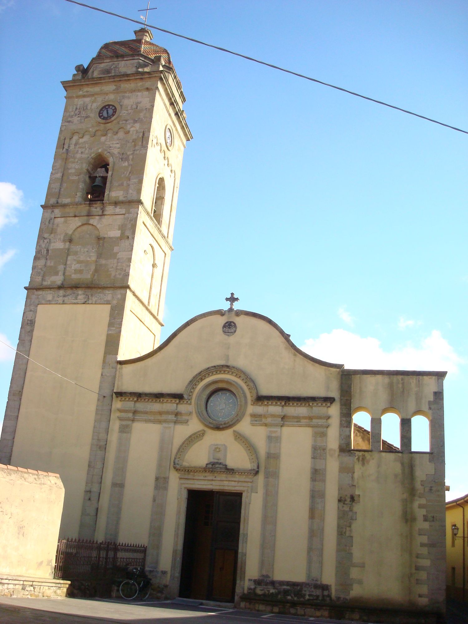 Fachada de la iglesia parroquial de San Bernardino de Mogoro, vinculada a la tradición eucarística de 1604