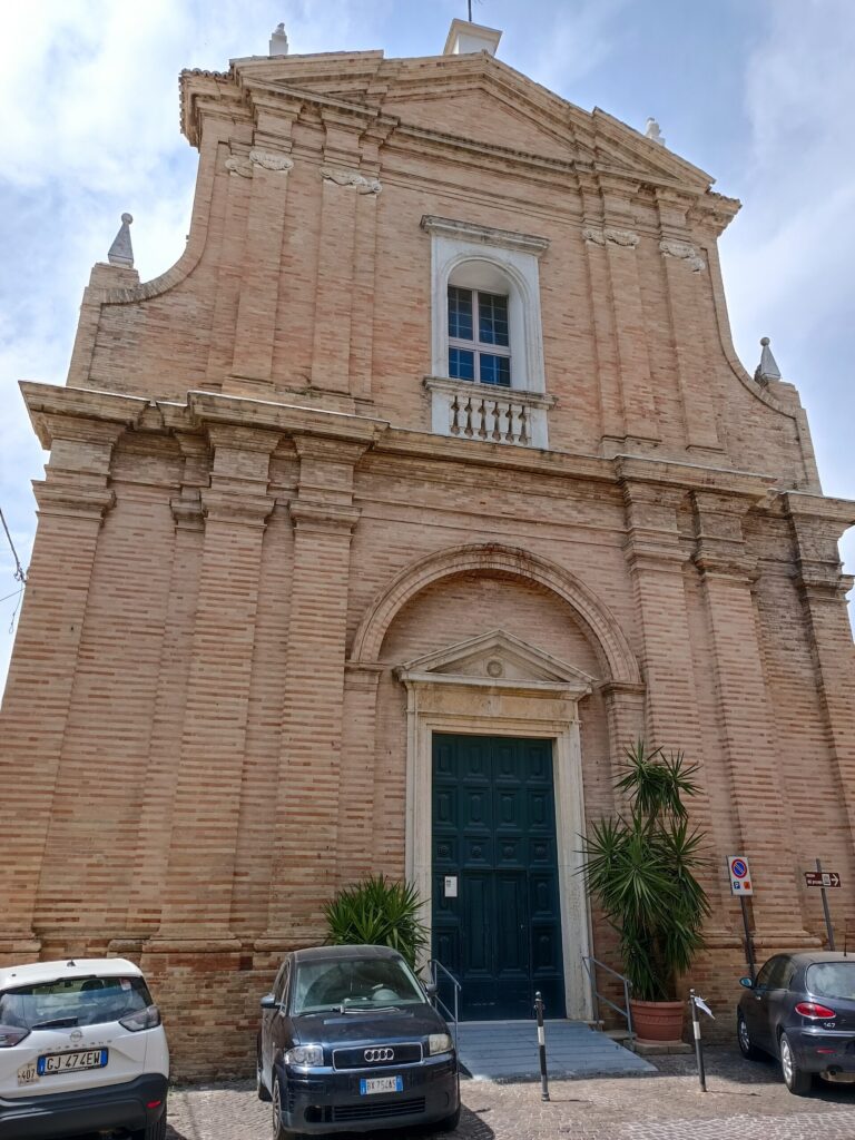 Fachada de la iglesia de San Bartolomeo de Morrovalle, depositaria de la memoria eucarística local
