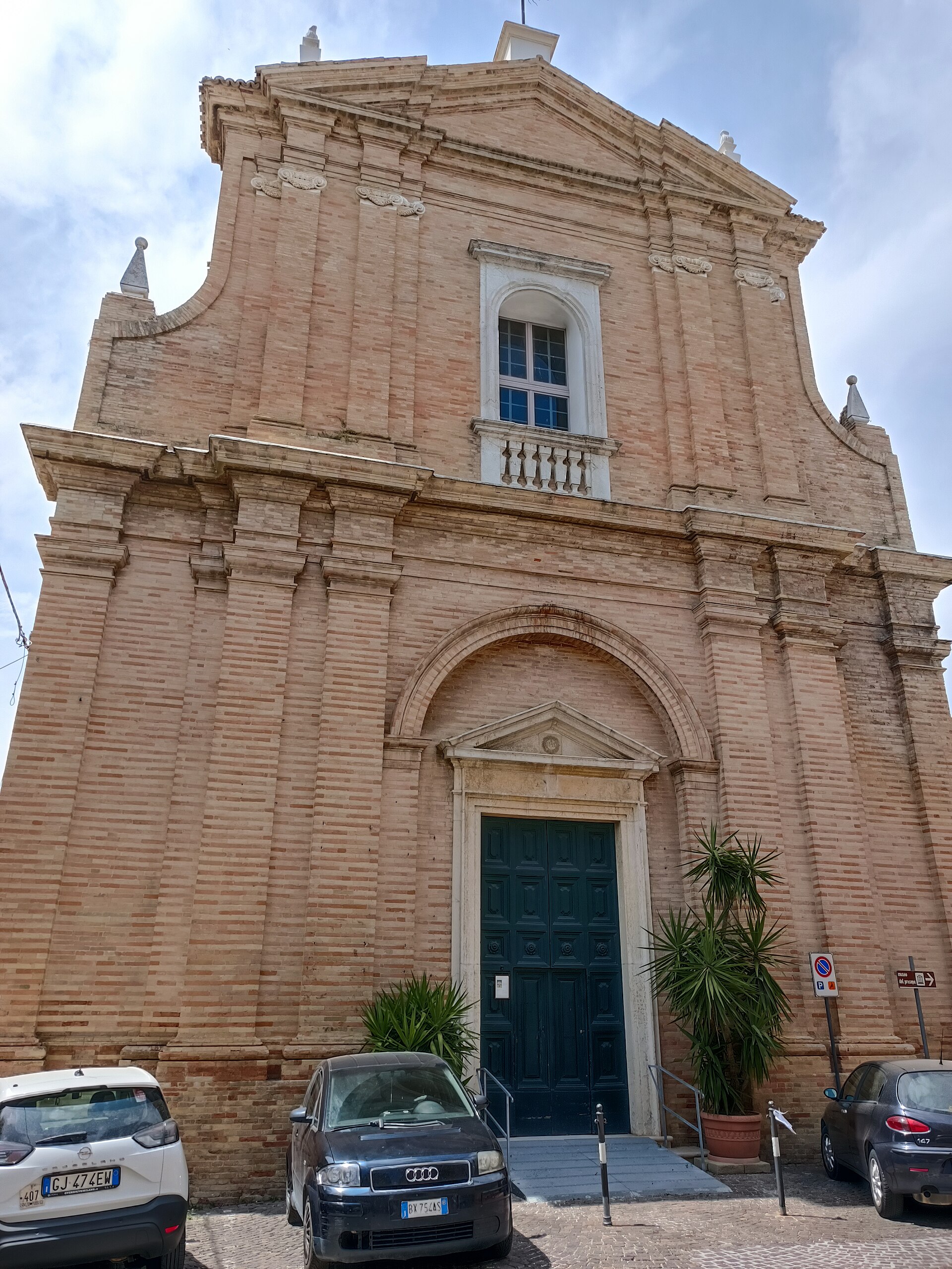 Fachada de la iglesia de San Bartolomeo de Morrovalle, depositaria de la memoria eucarística local
