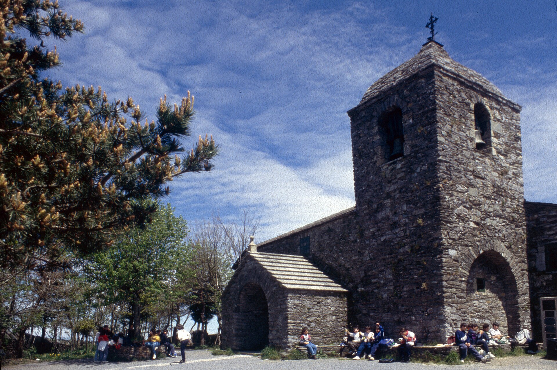 Exterior de la iglesia de Santa María la Real de O Cebreiro, santuario de la tradición eucarística