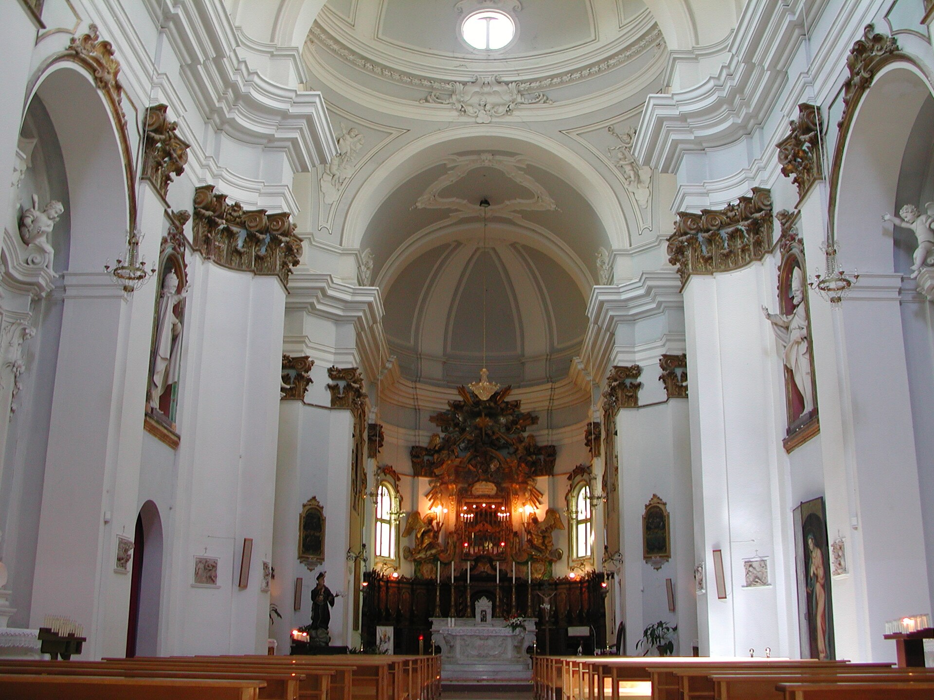 Interior de la iglesia de San Agustín de Offida, santuario diocesano vinculado a la tradición eucarística