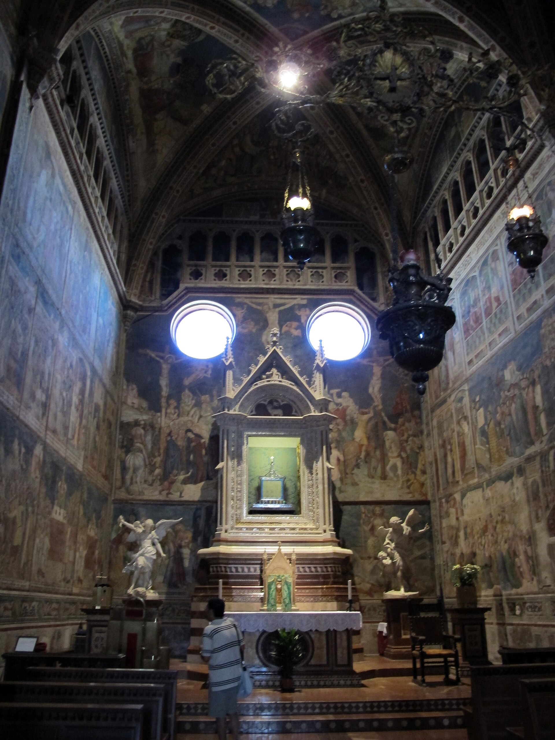 Interior de la capilla del Corporal en la catedral de Orvieto, con el relicario en el centro