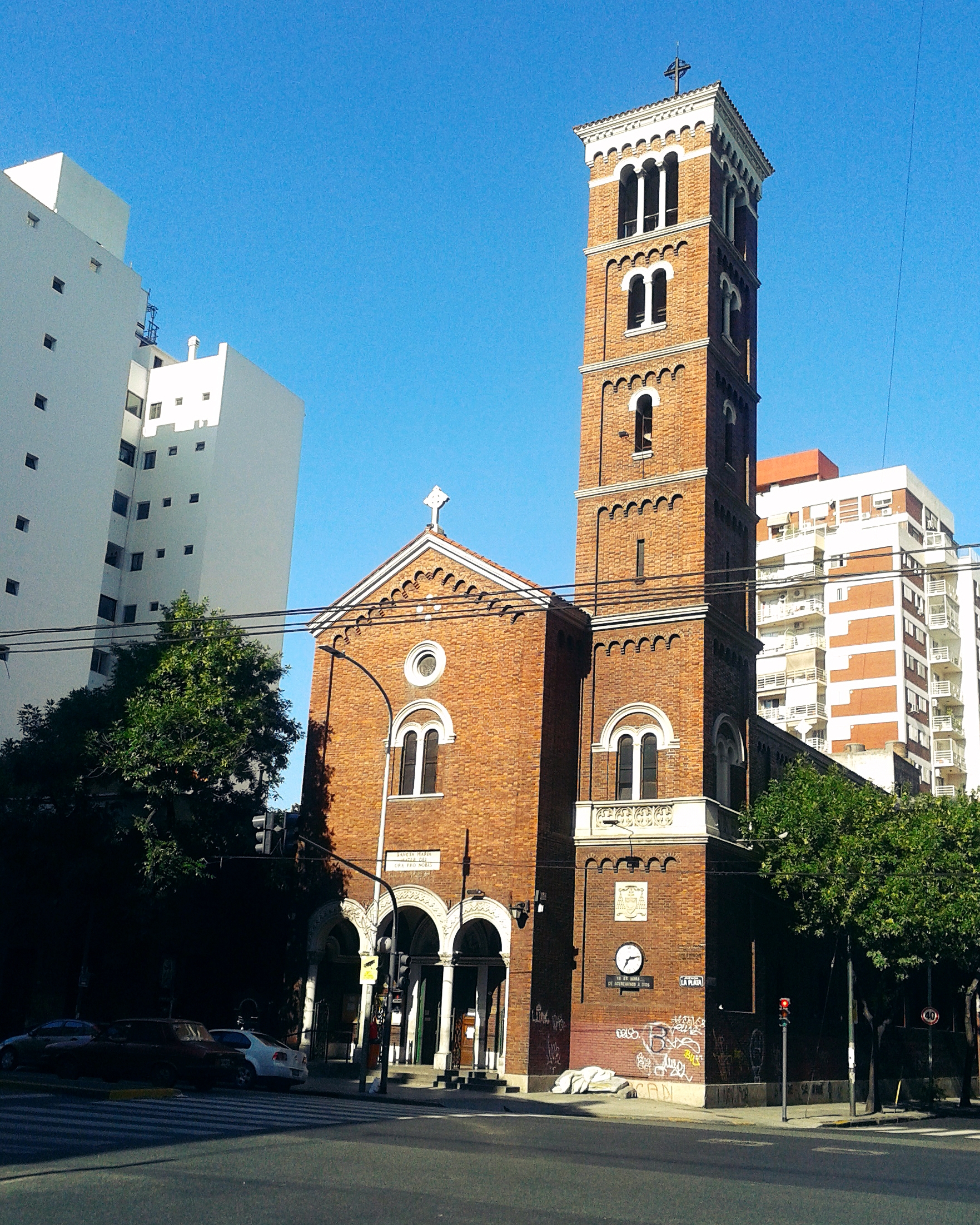 Fachada de la parroquia Santa María en avenida La Plata, Buenos Aires
