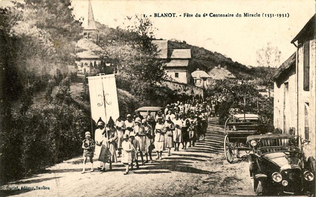 Procesión del Corpus Christi de 1931 ante la iglesia de San Andoche y San Tirso de Blanot