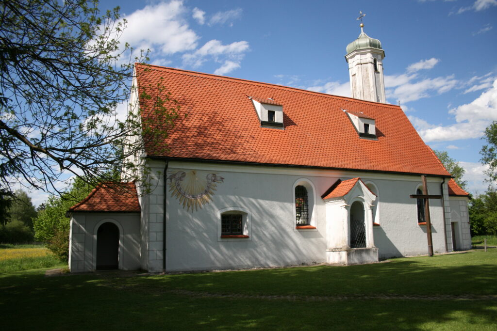 Exterior de la Riedkapelle de Benningen junto al paraje natural del Ried