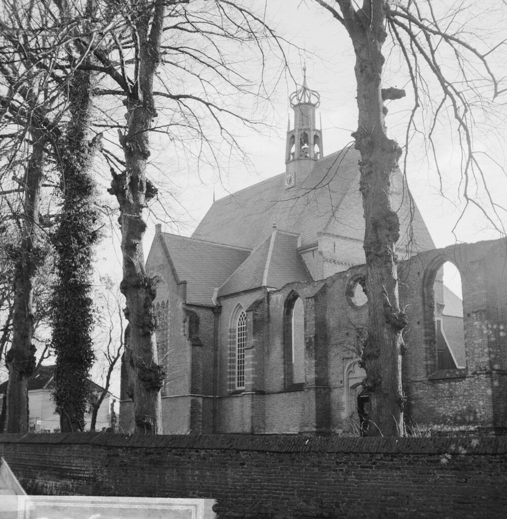 Ruïnekerk de Bergen en Holanda Septentrional, lugar histórico de la tradición de la Santa Sangre