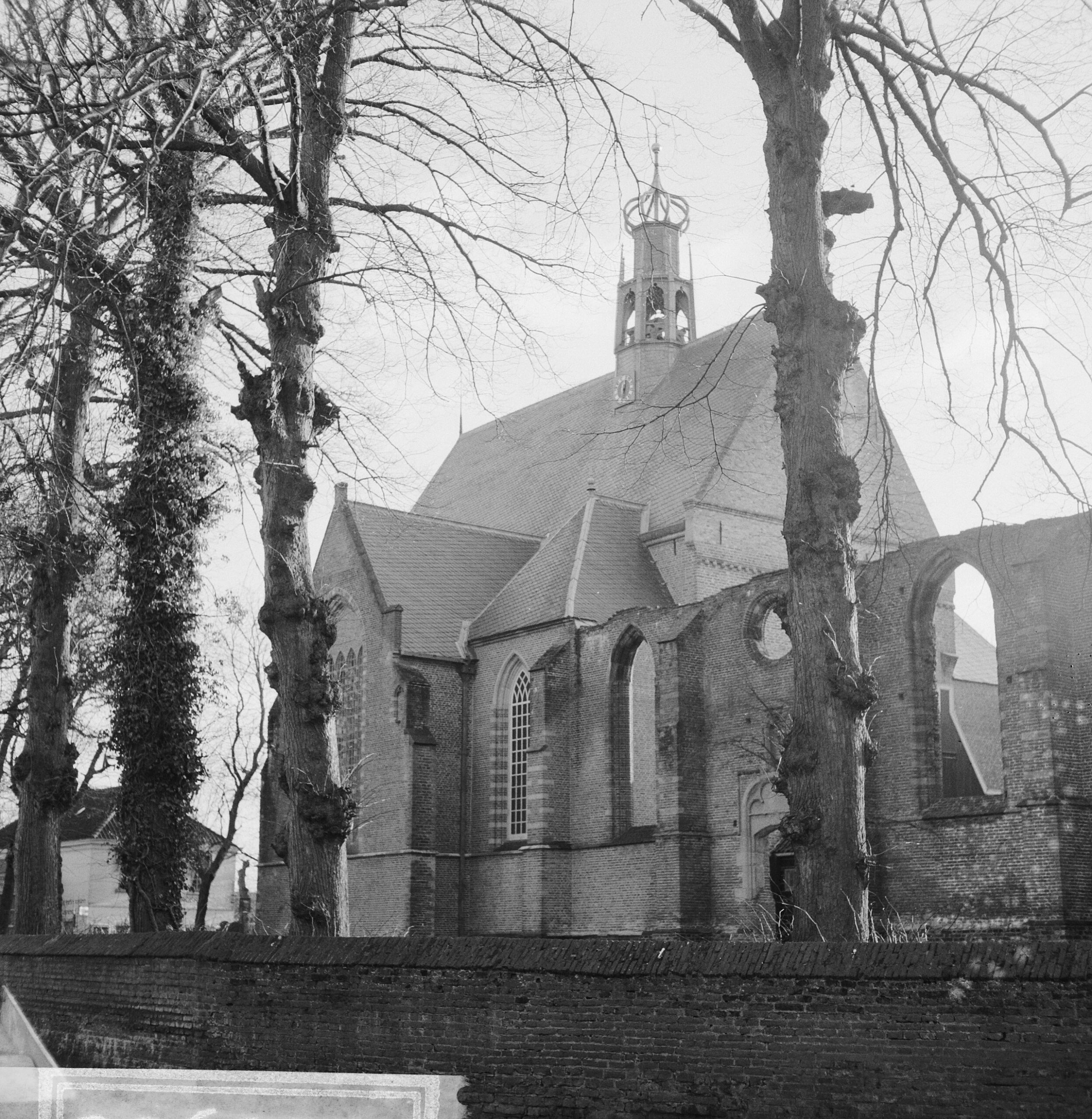 Ruïnekerk de Bergen en Holanda Septentrional, lugar histórico de la tradición de la Santa Sangre