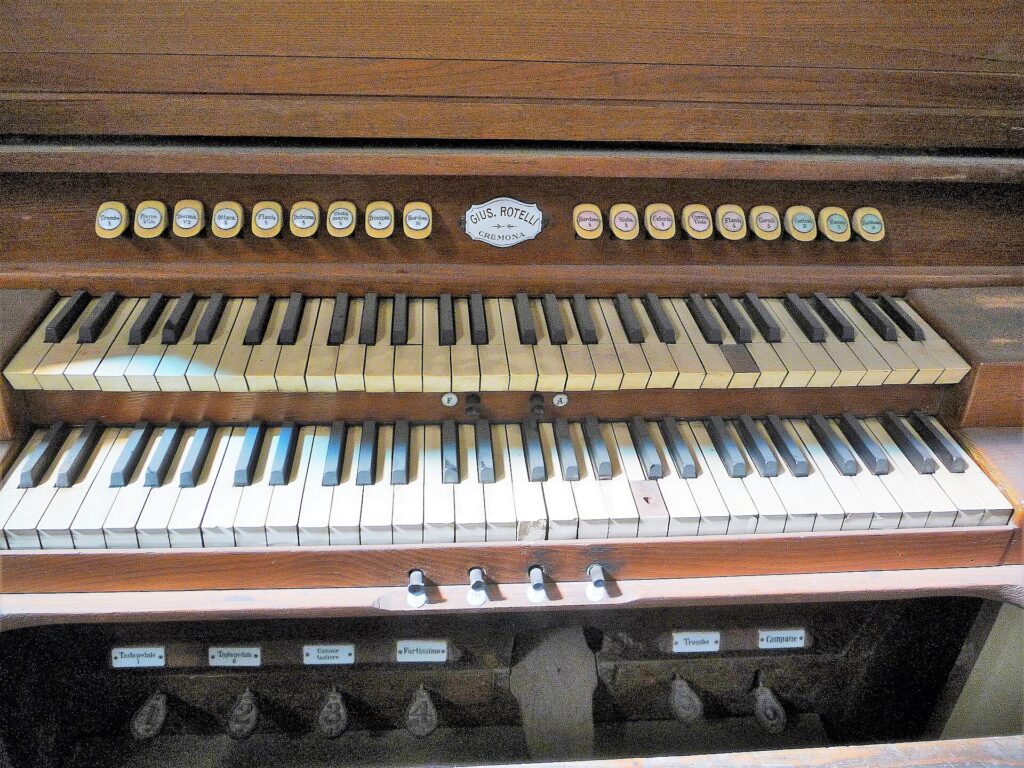 Detalle del órgano Giuseppe Rotelli de la parroquia de San Pietro a Patierno, Nápoles