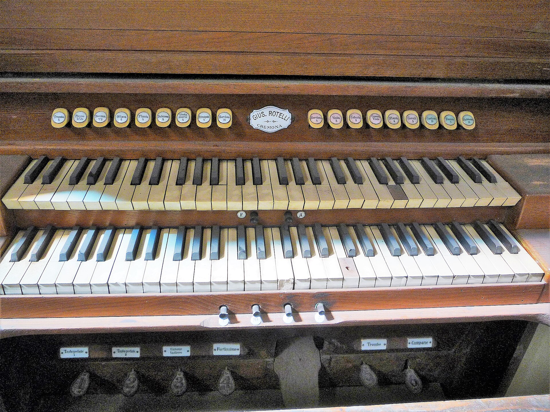 Detalle del órgano Giuseppe Rotelli de la parroquia de San Pietro a Patierno, Nápoles
