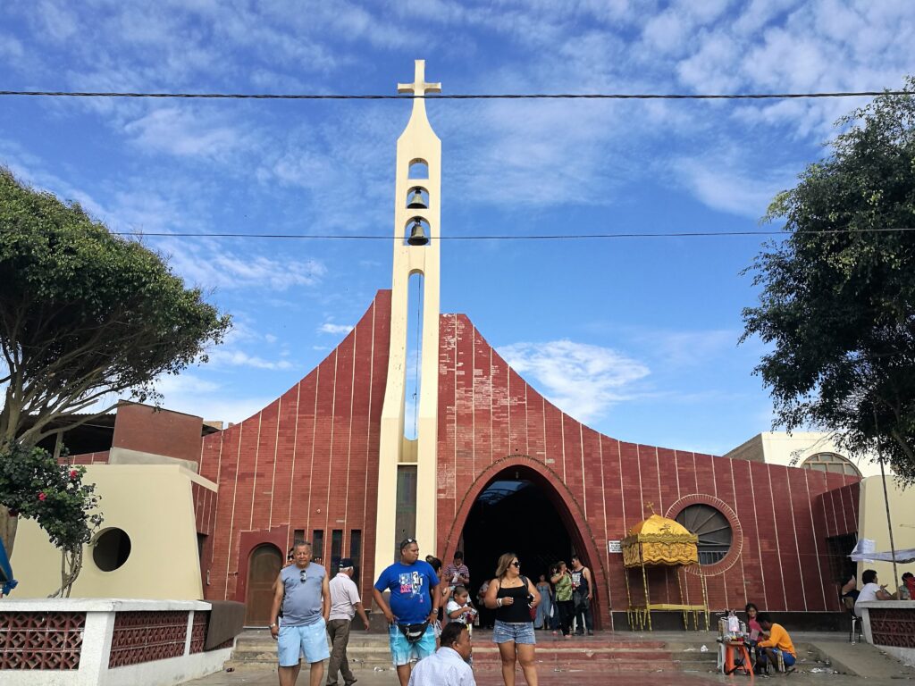 Fachada de la parroquia Santa María Magdalena de Ciudad Eten, Perú