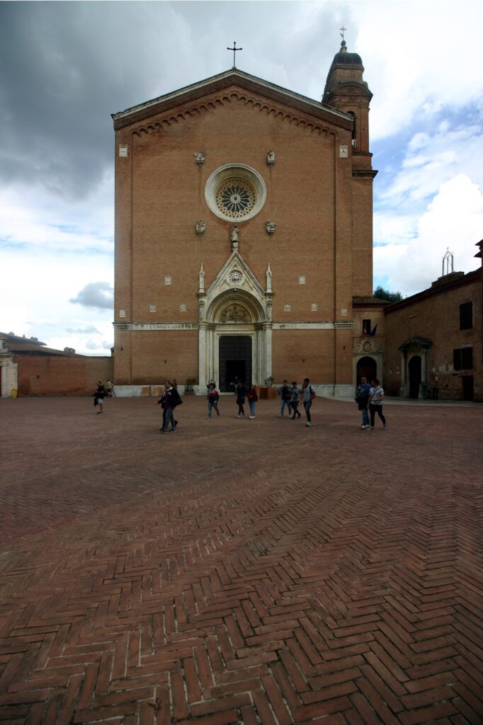 Fachada de la basílica de San Francisco de Siena, donde se custodian las Sagradas Partículas