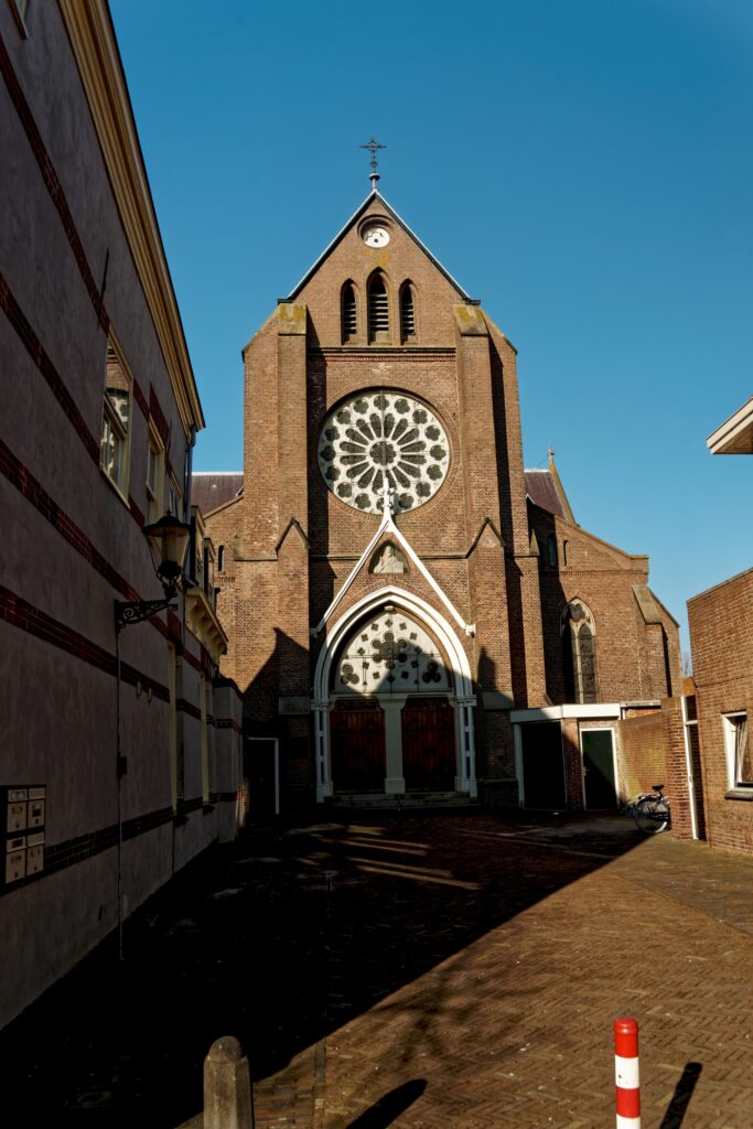 Exterior de la Sint-Laurentiuskerk de Verdronkenoord en su torre en Alkmaar