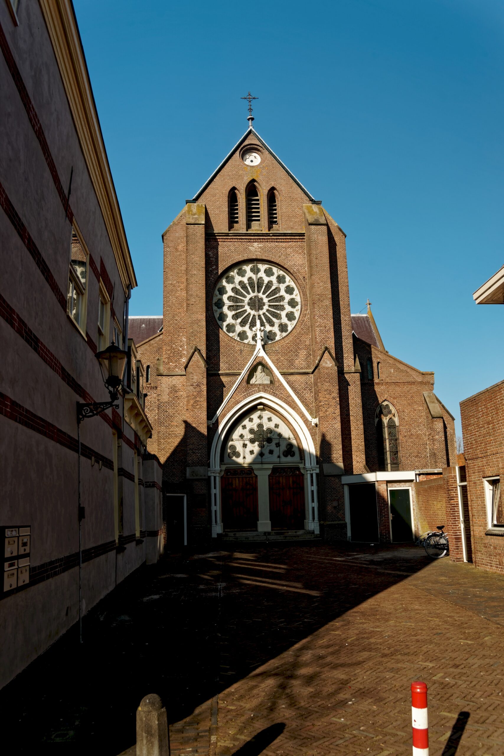 Exterior de la Sint-Laurentiuskerk de Verdronkenoord en su torre en Alkmaar