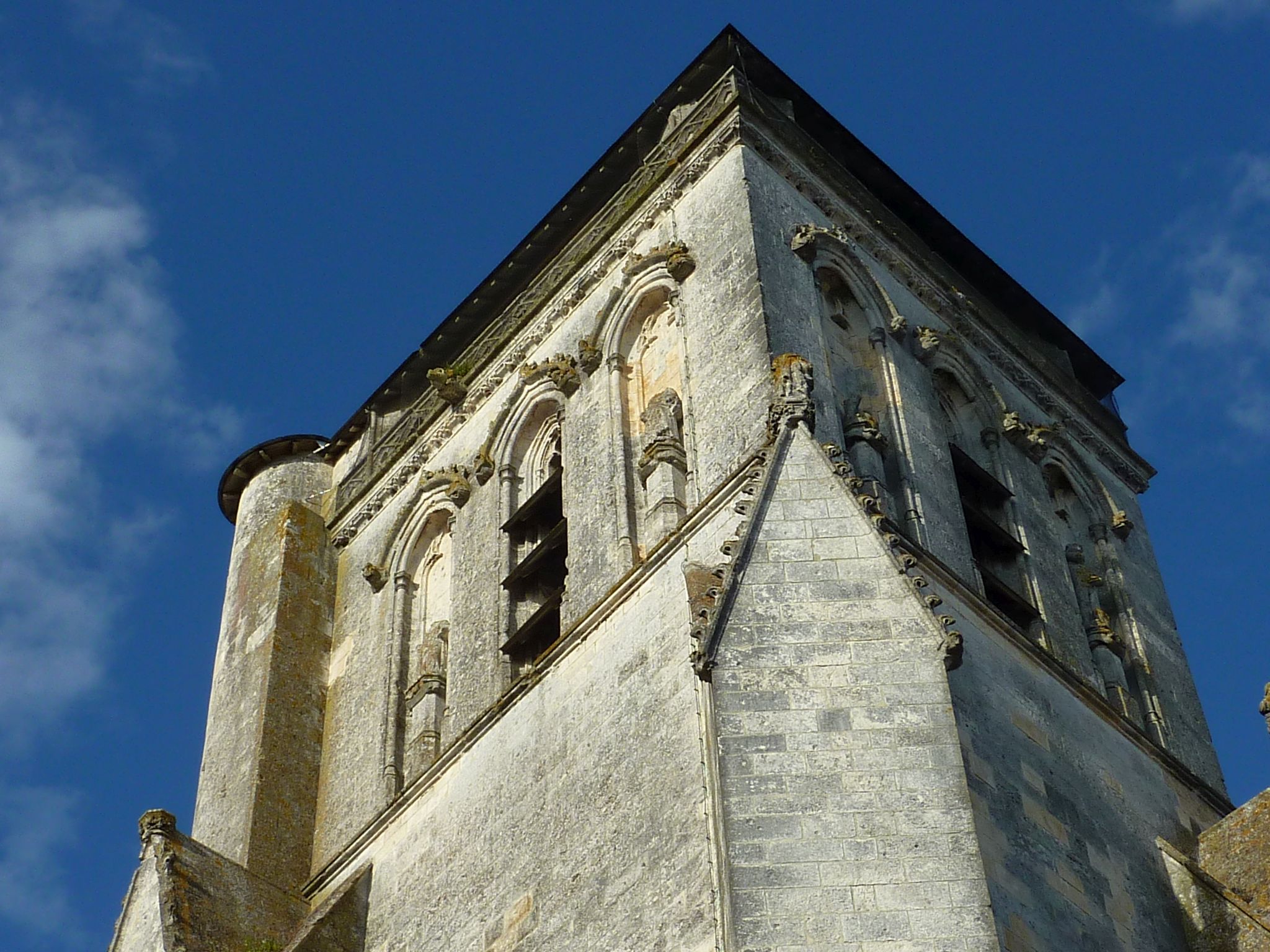 Torre gótica conservada de la antigua iglesia de Saint-Barthélemy de La Rochelle