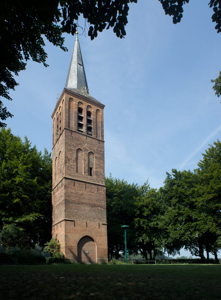 Torre medieval aislada de Stiphout, vestigio de la iglesia vinculada a la tradición eucarística de 1342