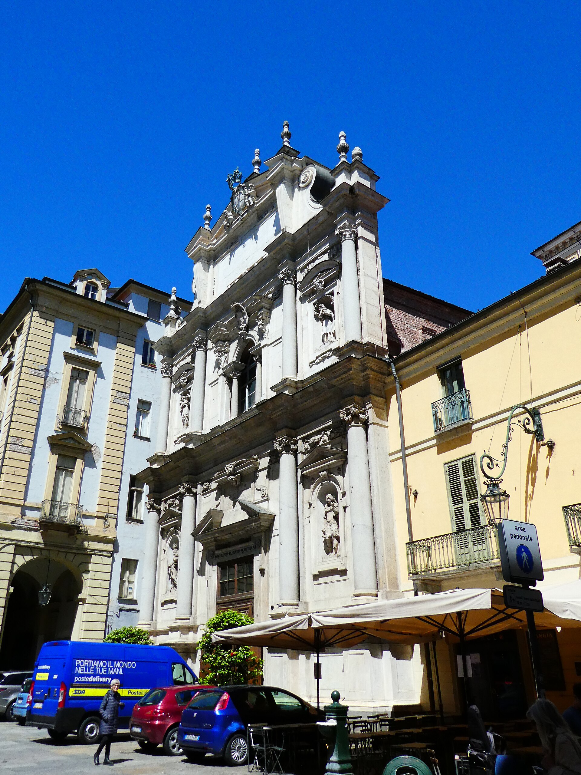 Fachada de la iglesia del Corpus Domini de Turín, levantada en el lugar asociado al milagro eucarístico de 1453