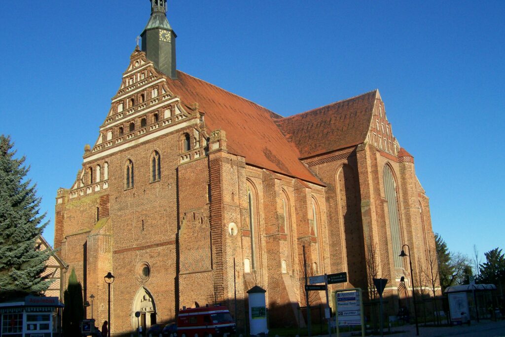 Exterior de la Wunderblutkirche de San Nicolás en Bad Wilsnack, Alemania