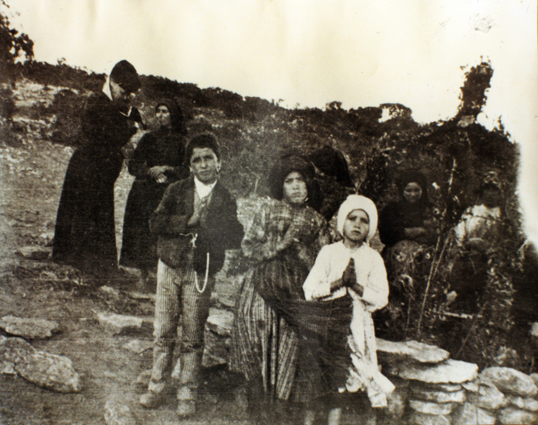 fotografía histórica de los tres videntes (Lucía, Francisco y Jacinta), dominio público, con autoría y procedencia acreditadas