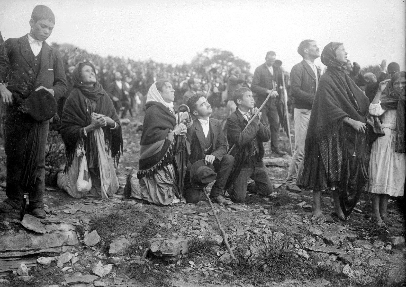 fotografía histórica del 13 de octubre de 1917 en la Cova da Iria, de dominio público y con autoría acreditada