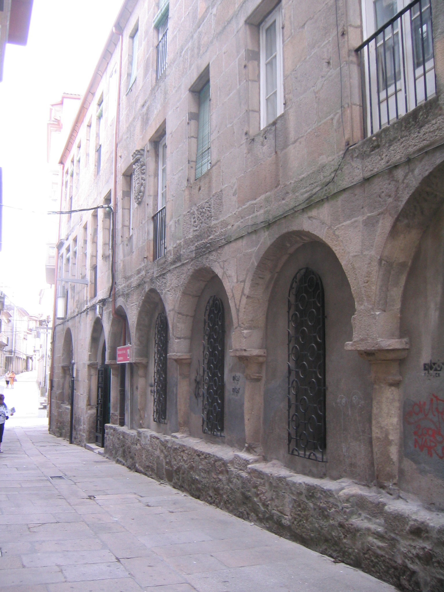 la capilla de las apariciones de Pontevedra (casa de las Hermanas Doroteas) o la capilla del antiguo convento de las Doroteas de Tuy