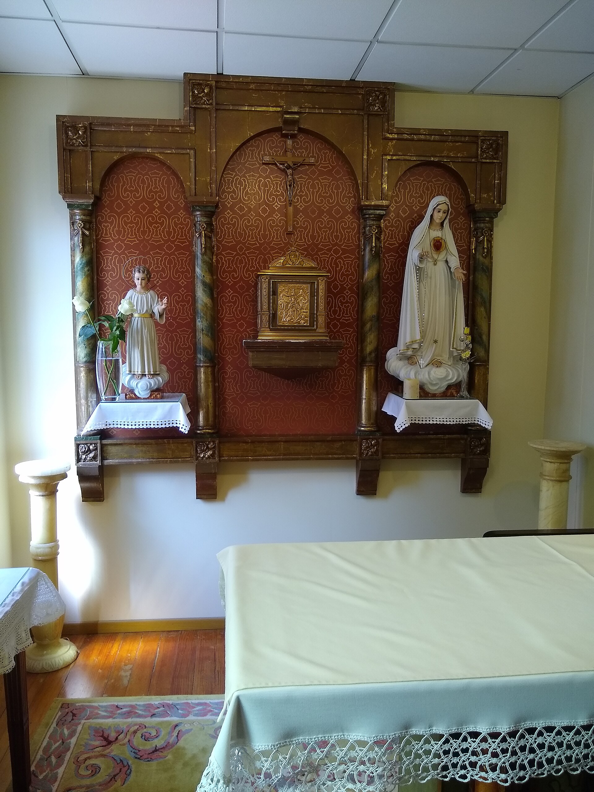 la Casa del Inmaculado Corazón de María de Pontevedra (fachada con soportales, o la capilla superior)