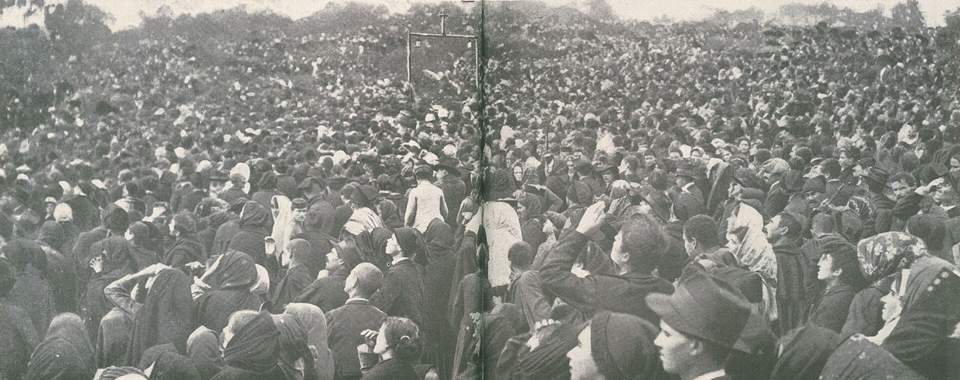 multitud en la Cova da Iria en 1917 (fotografía histórica de dominio público, si se verifica su procedencia y licencia)