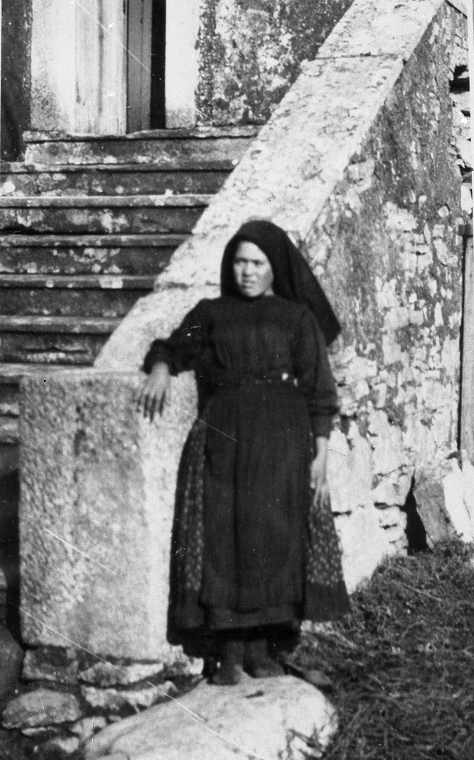 retrato de Lucía dos Santos, niña, o de sor Lucía carmelita (verificar licencia libre; las fotos del Carmelo de Coimbra suelen tener derechos)