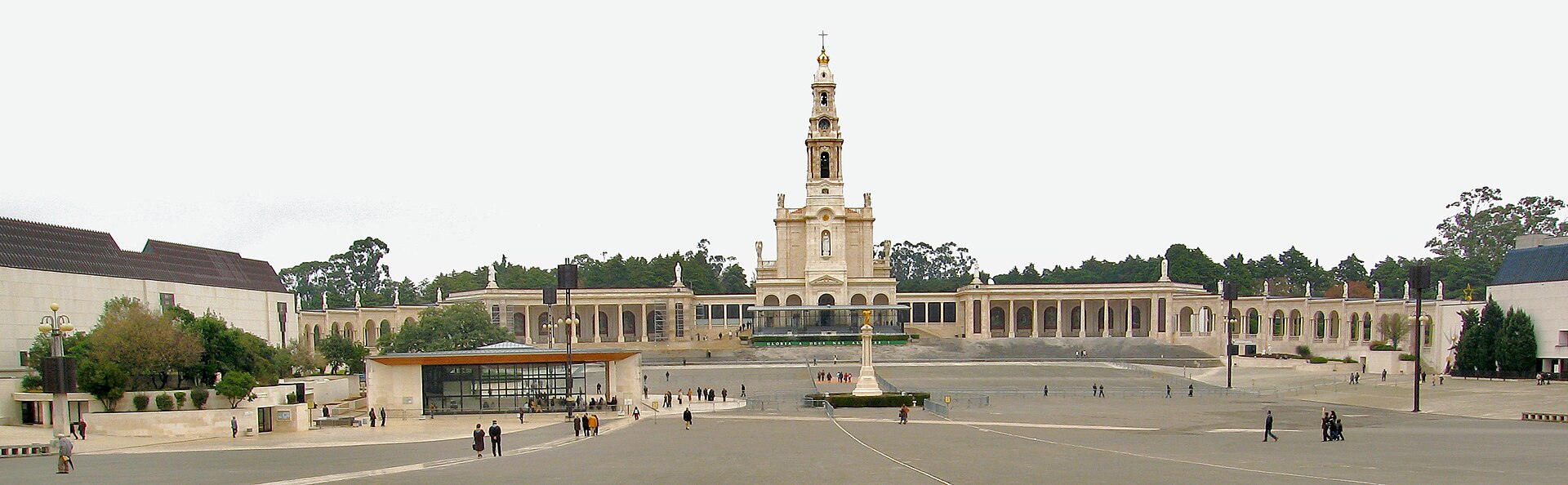 sugerencia — una imagen sobria (la Capelinha, o la encina, o un detalle del mosaico de la basílica). NO usar iconografía sensacionalista del infierno;