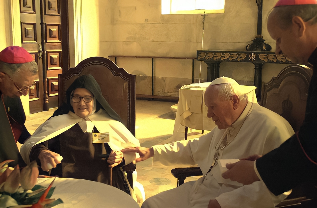 Juan Pablo II en Fátima, o la imagen de Nuestra Señora de Fátima coronada. ⚠️ Las fotografías de vatican.va NO son de libre uso: hay que buscar imagen