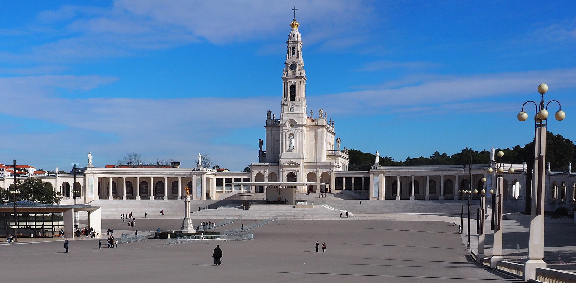 vista general del recinto del Santuario de Fátima con las dos basílicas
