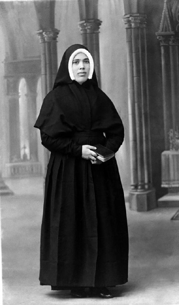 la edición oficial de las Memorias del Santuario de Fátima, o un retrato de sor Lucía escribiendo (verificar licencia)